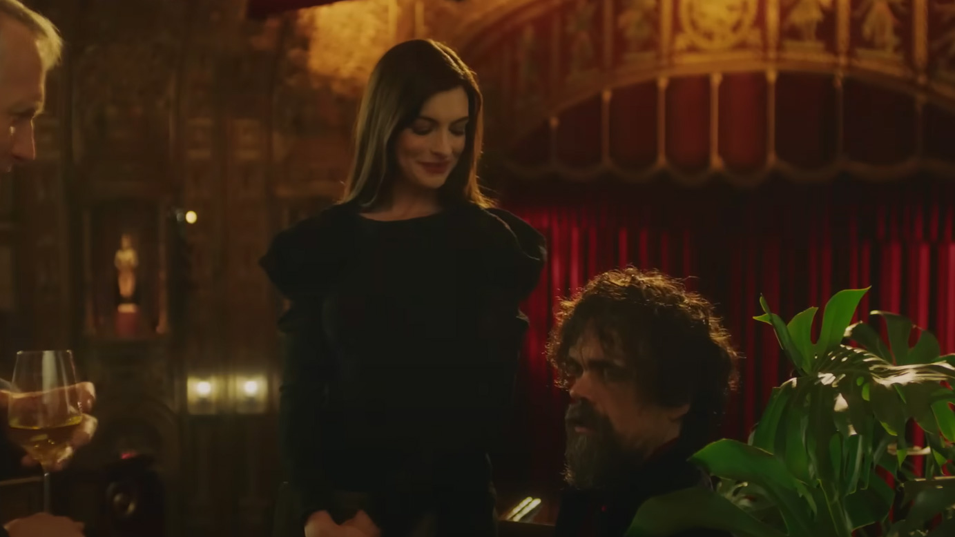 Peter Dinklage e Anne Hathaway in She Came to Me