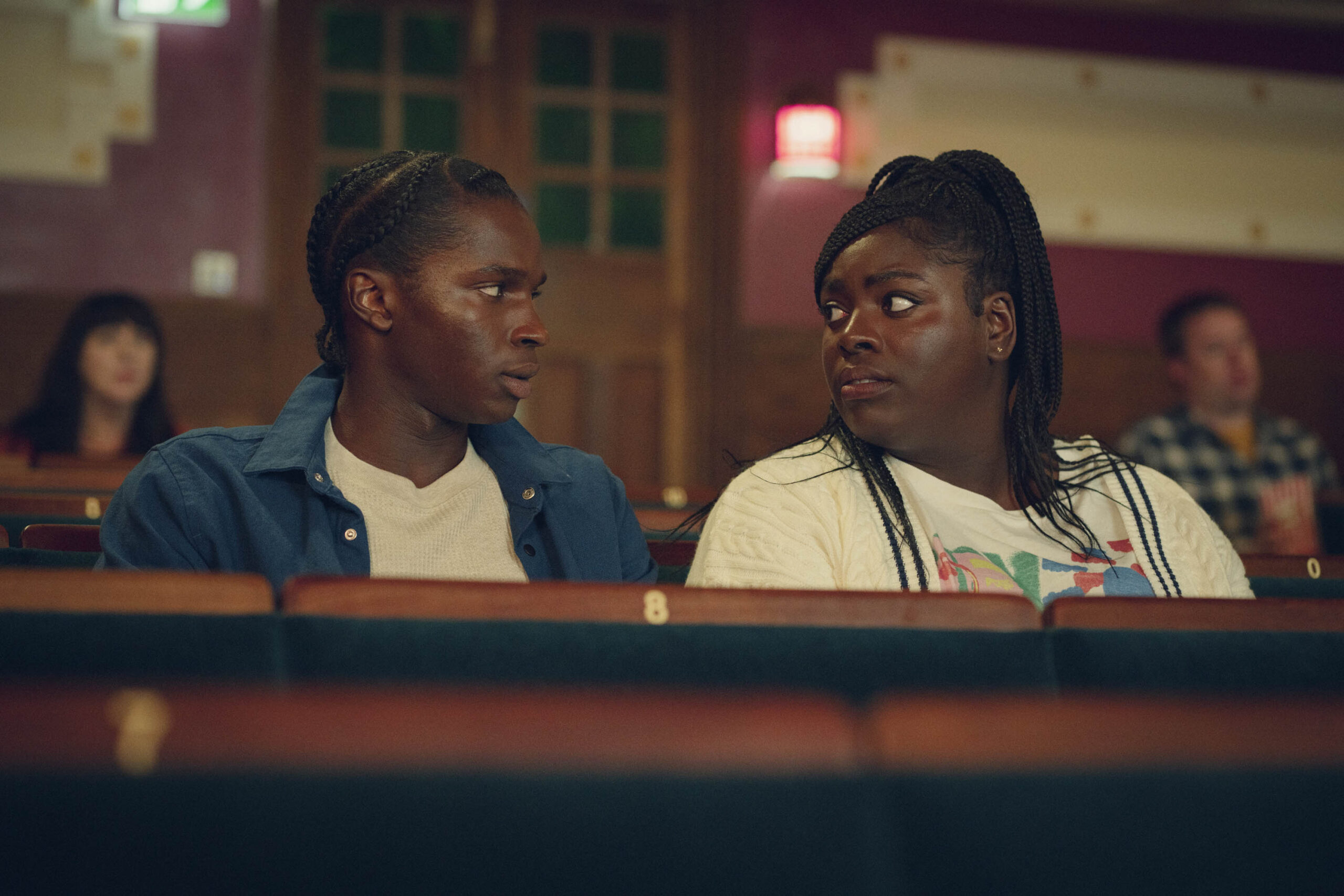 Kedar Williams-Stirling come Jackosn Marchetti e Chinenye Ezeudu come Vivian Odusanya in Sex Education 4x05 [credit: Samuel Taylor/Netflix; Copyright 2023 Netflix, Inc; courtesy of Netflix]