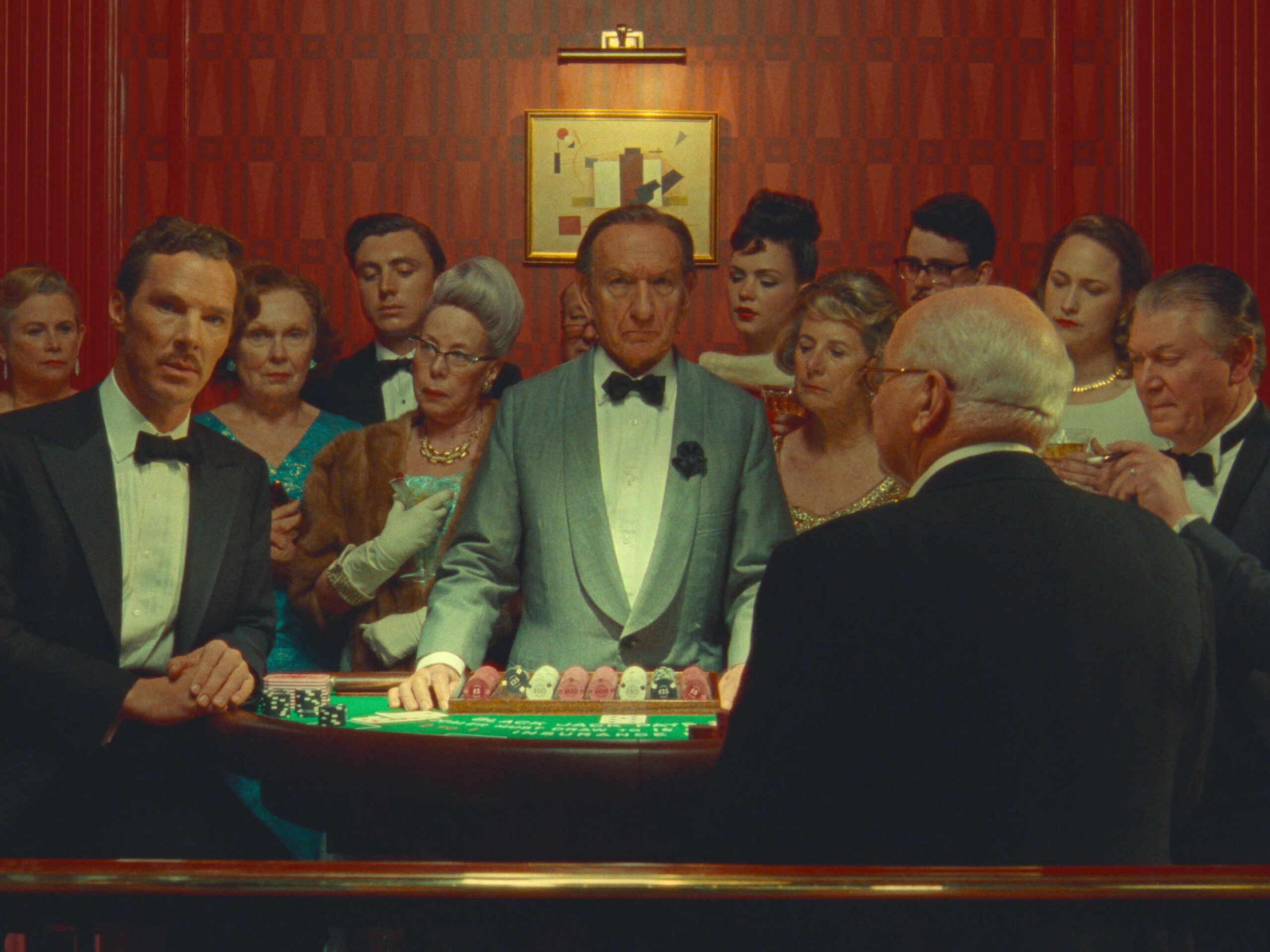Benedict Cumberbatch come Henry Sugar e Sir Ben Kingsley come the croupier in Roald Dahl's The Wonderful Story of Henry Sugar [credit: courtesy of Netflix]
