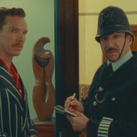 Benedict Cumberbatch come Henry Sugar e Ralph Fiennes come il poliziotto in Roald Dahl’s The Wonderful Story of Henry Sugar