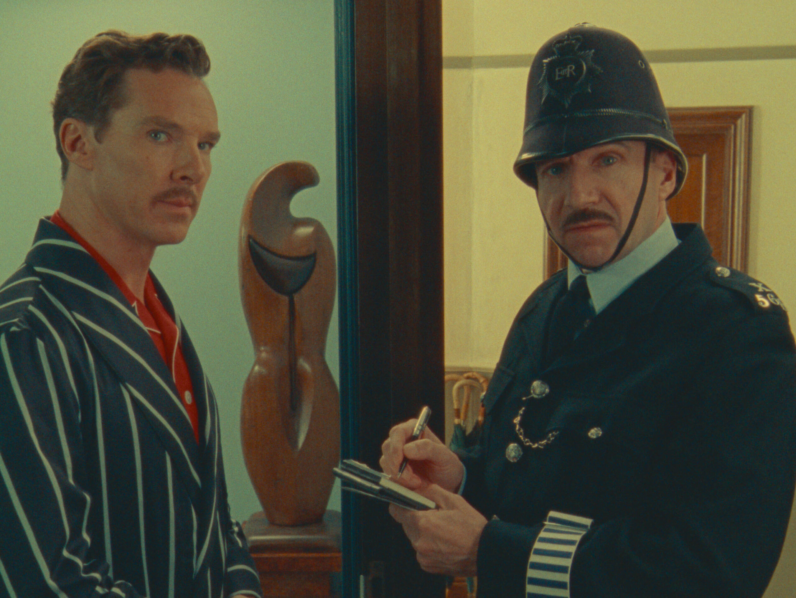 Benedict Cumberbatch come Henry Sugar e Ralph Fiennes come il poliziotto in Roald Dahl's The Wonderful Story of Henry Sugar [credit: courtesy of Netflix]