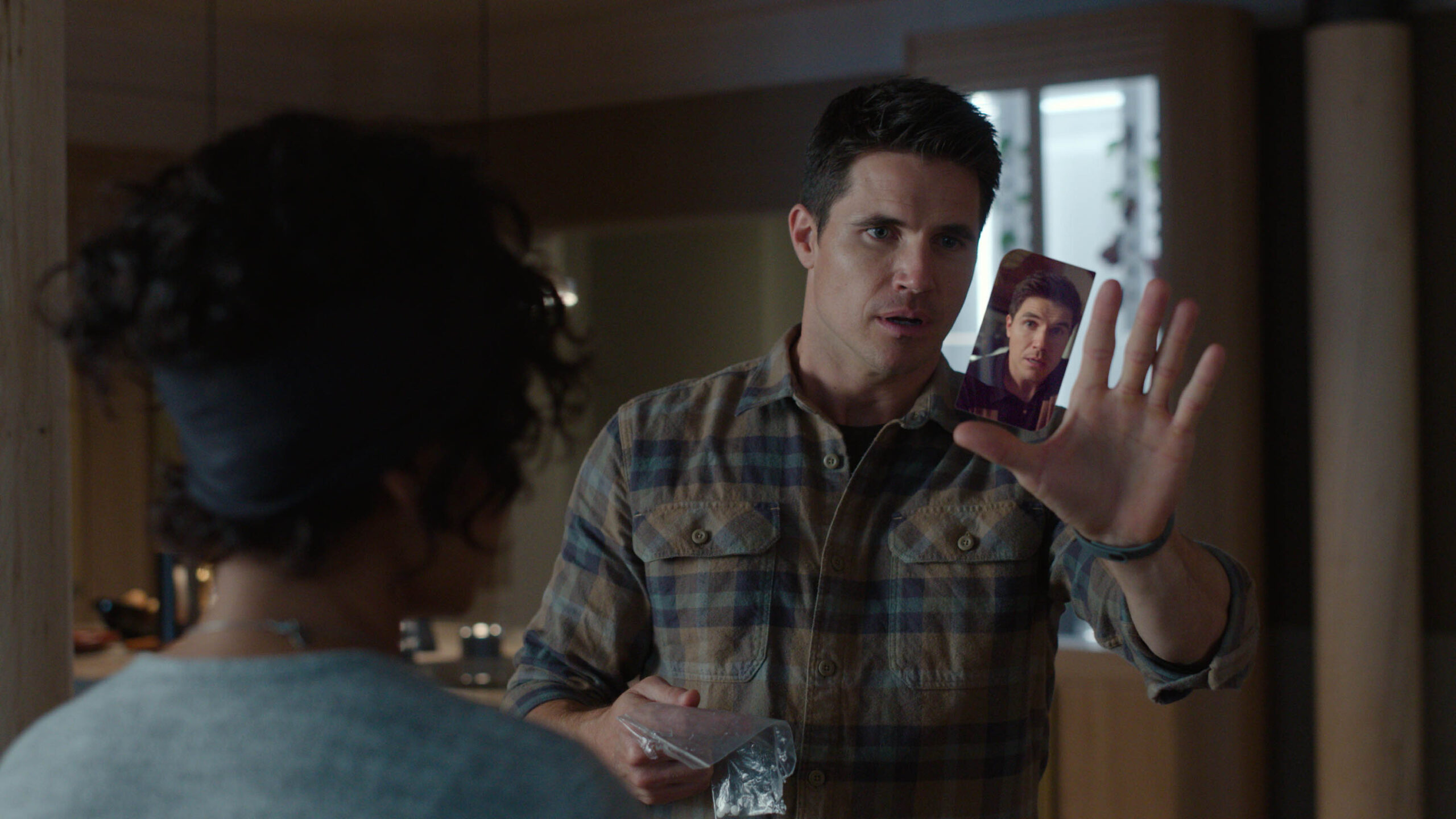 Robbie Amell (Nathan) in Upload - stagione 3 [tag: Robbie Amell] [credit: Copyright Amazon Studios; courtesy of Prime Video]