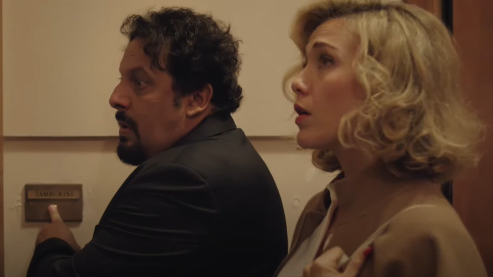 Una raccomandata urgente, clip film Una Commedia Pericolosa con Enrico Brignano