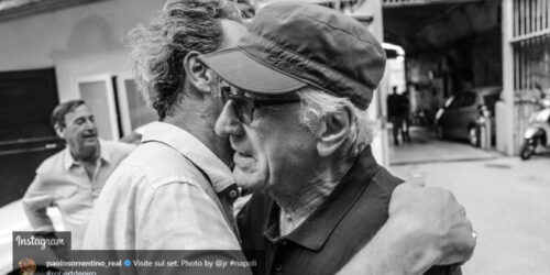abbraccio tra Paolo Sorrentino e Robert De Niro set Napoli [credit: Instagram: paolosorrentino_real]