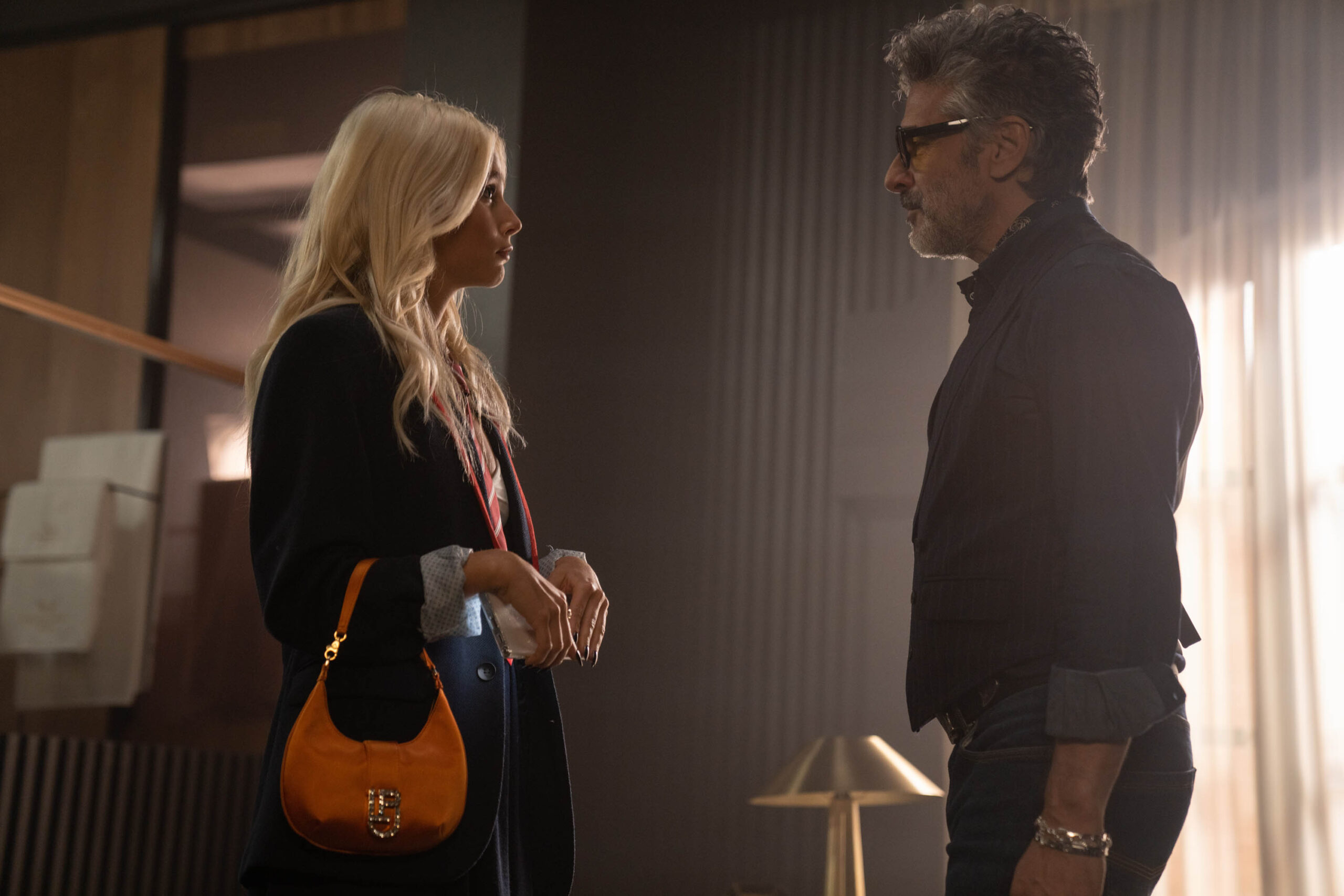 Valentina Zenere come Isadora, Leo Sbaraglia come Martín in Élite 7x05 [tag: Valentina Zenere, Leo Sbaraglia] [credit: Matías Uris/Netflix; Copyright 2022 Netflix, Inc; courtesy of Netflix]