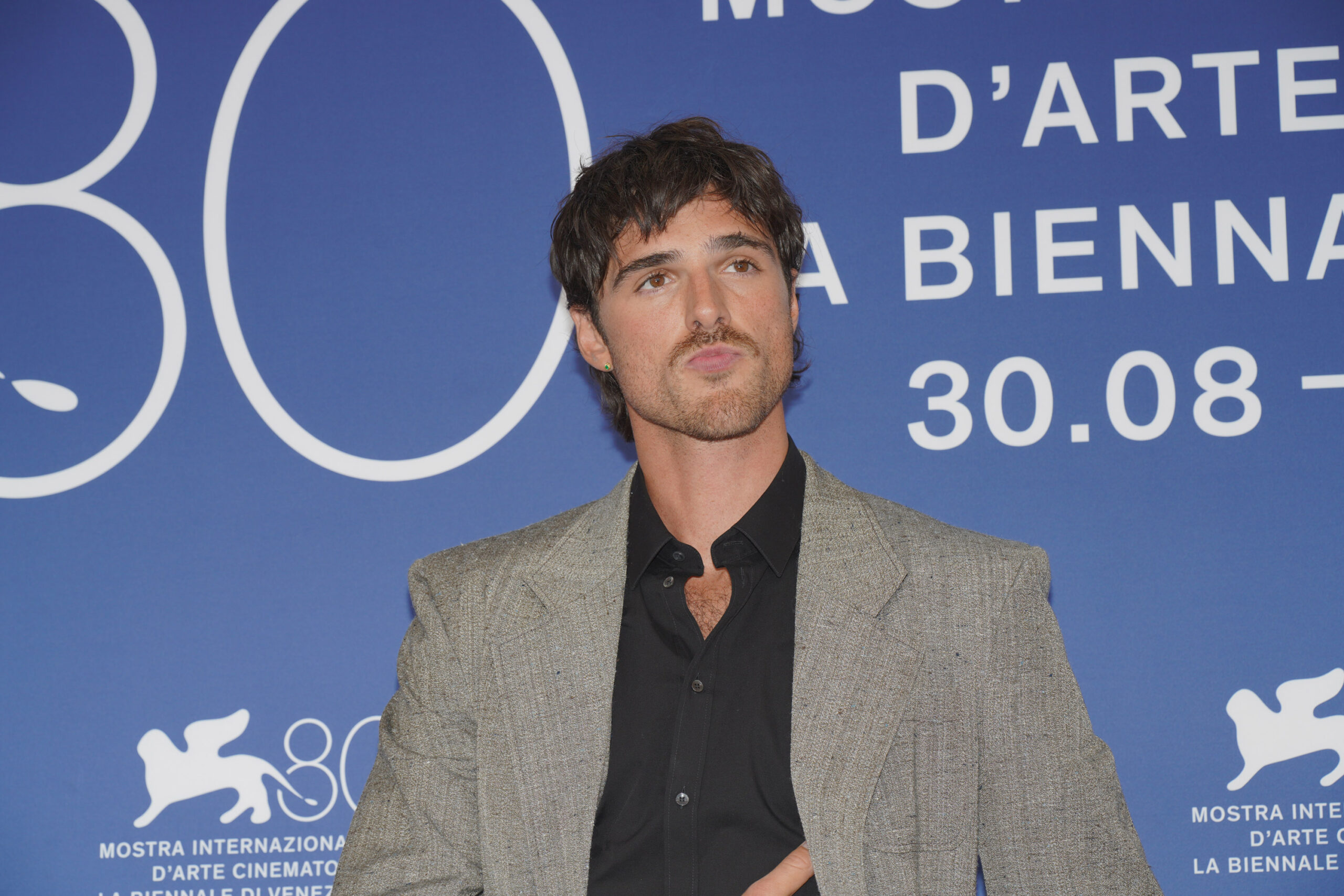 Jacob Elordi al photocall del film 'Priscilla' al Festival del Cinema di Venezia 80 [credit: Andrea Avezz/La Biennale di Venezia-Foto ASAC]