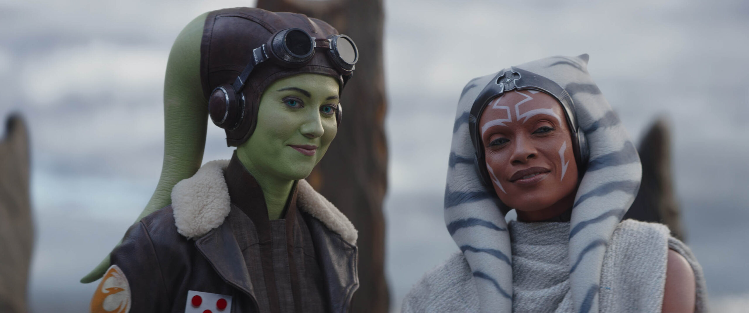 (S-D) Ahsoka Tano (Rosario Dawson) e Hera Syndulla (Mary Elizabeth Winstead) in Ahsoka 1x05 [credit: Copyright 2023 Lucasfilm Ltd. and TM. All Rights Reserved; courtesy of Disney]