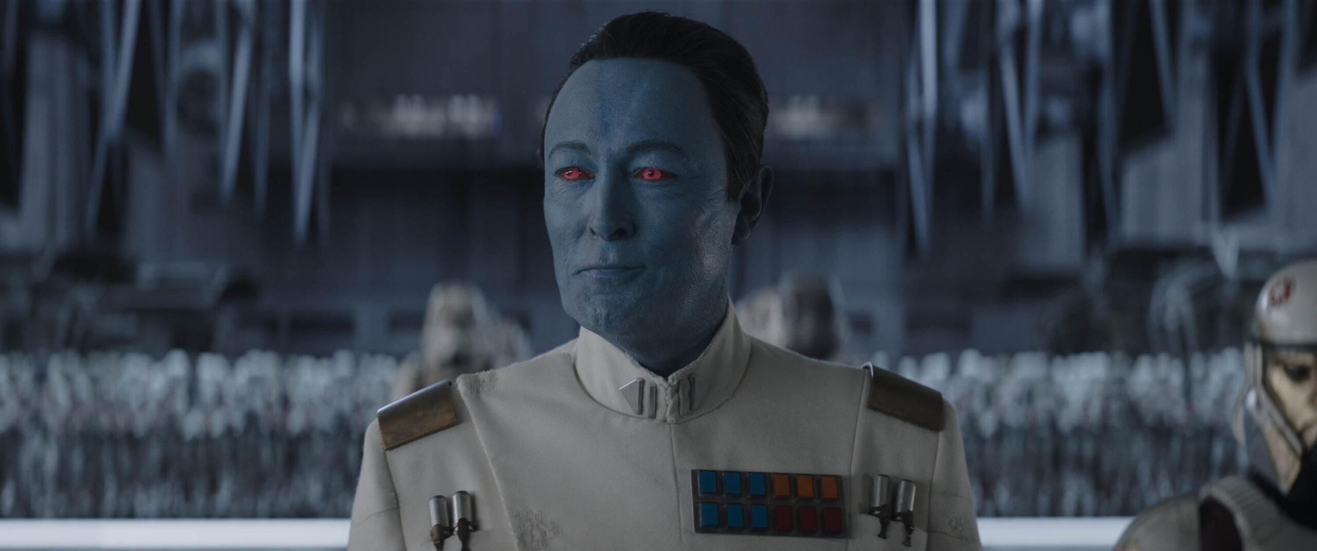 (S-D) Grand Admiral Thrawn (Lars Mikkelsen) e Captain Enoch (Wes Chatham) con Night Troopers in Ahsoka 1x06 [credit: Copyright 2023 Lucasfilm Ltd. and TM. All Rights Reserved; courtesy of Disney]