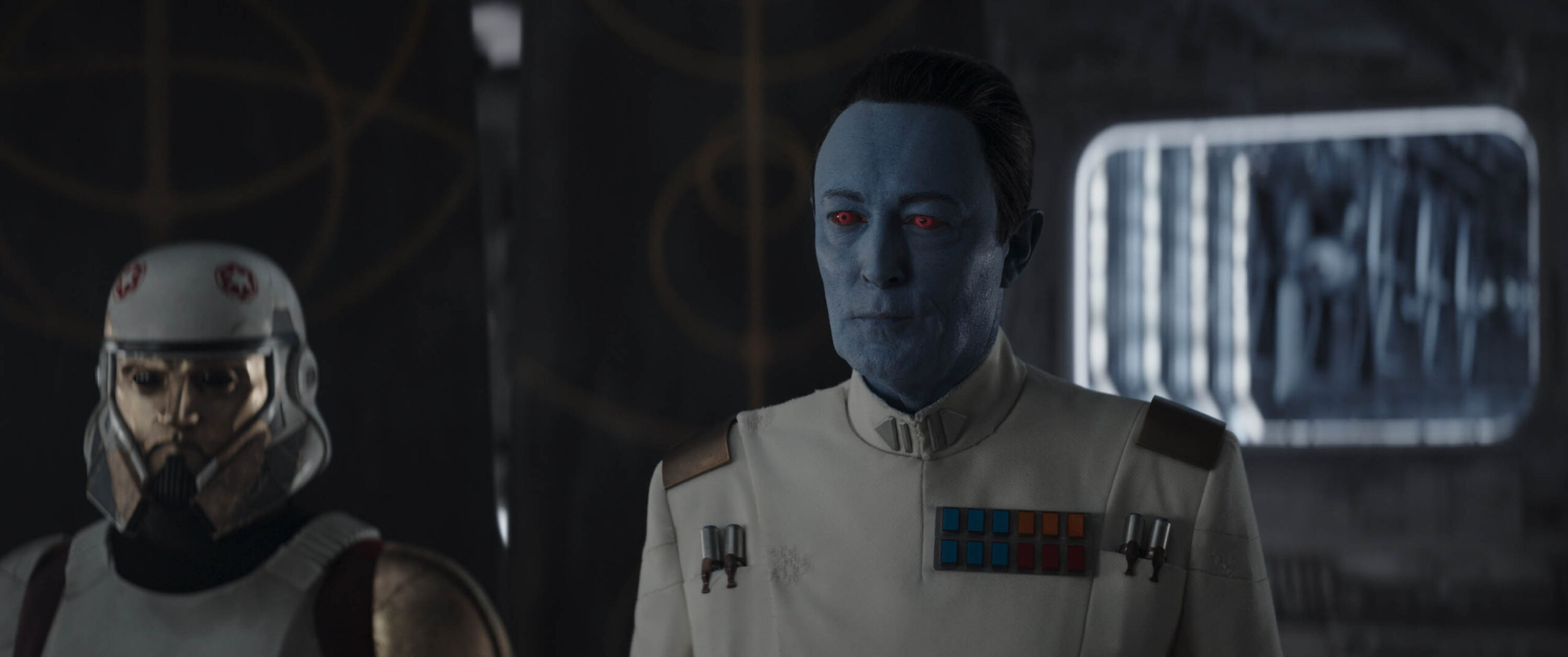 (S-D) Captain Enoch (Wes Chatham) e Grand Admiral Thrawn (Lars Mikkelsen) in Ahsoka 1x08 [tag: Wes Chatham, Lars Mikkelsen] [credit: Copyright 2023 Lucasfilm Ltd. and TM. All Rights Reserved; courtesy of Disney]