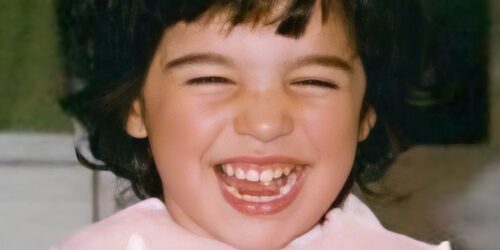 Sorriso abbagliante da bambina, oggi è un volto noto della tv: la riconosci?