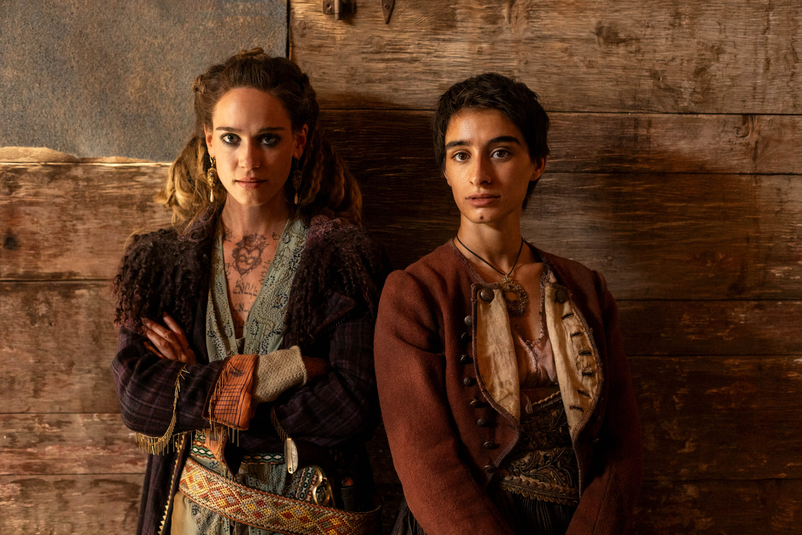 (S-D) Matilda Lutz come Michelina, Michela De Rossi come Filomena in Briganti 1x06 [tag: Matilda Lutz, Michela De Rossi] [credit: Francesco Berardinelli/Netflix Copyright 2023]