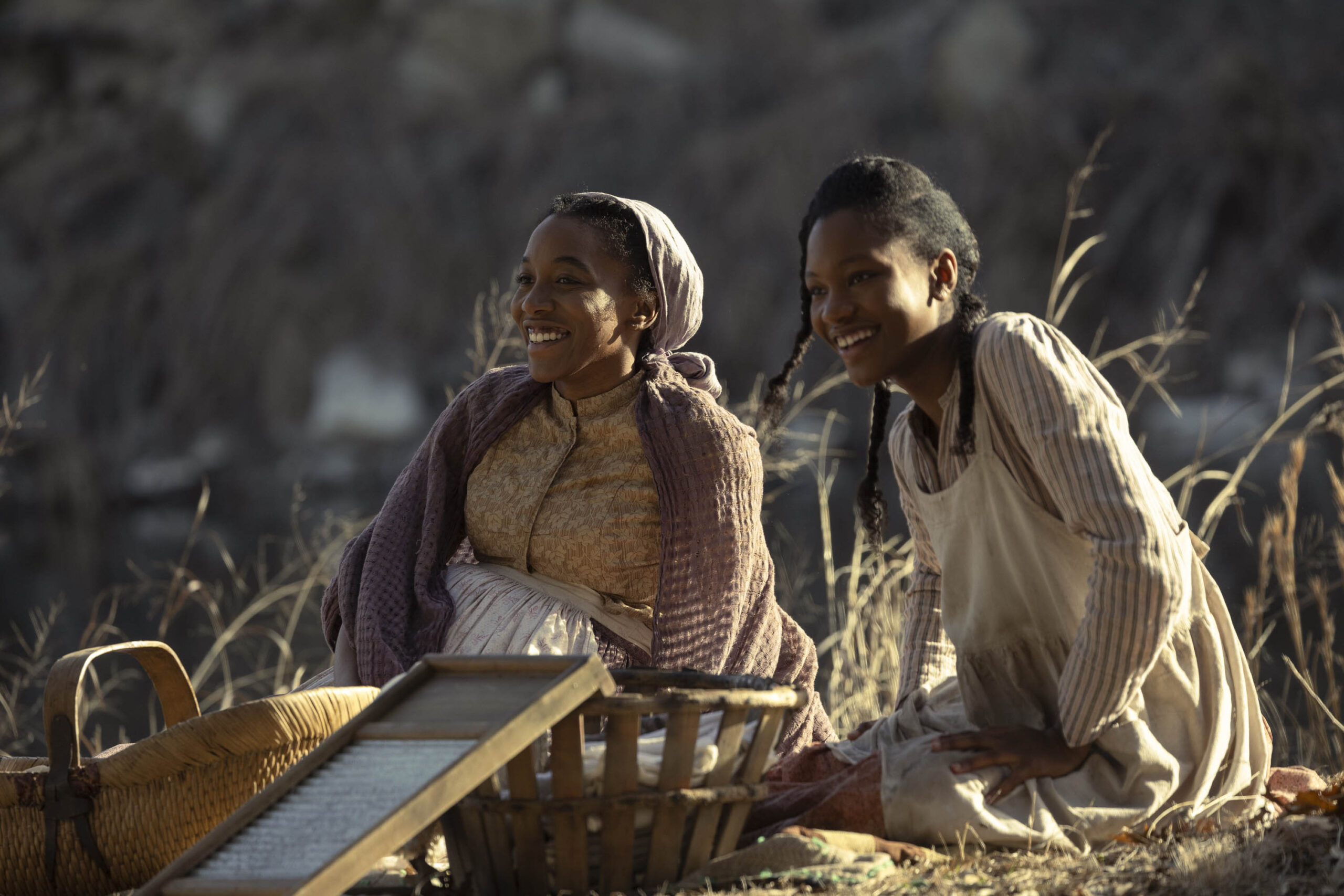 Lauren E. Banks come Jennie Reeves e Demi Singleton come Sally Reeves in Lawmen: La Storia di Bass Reeves 1x03 [tag: Lauren E. Banks, Demi Singleton] [credit: Emerson Miller/Paramount+]
