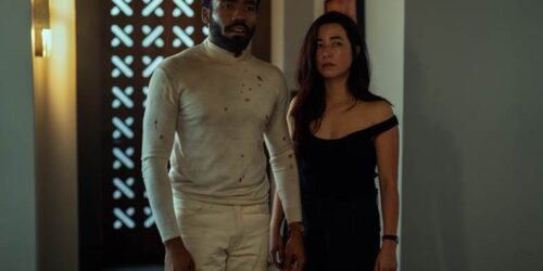 Donald Glover come John Smith e Maya Erskine come Jane Smith in Mr. & Mrs. Smith [tag: Donald Glover, Maya Erskine] [credit: Copyright Amazon Studios; David Lee/Prime Video]