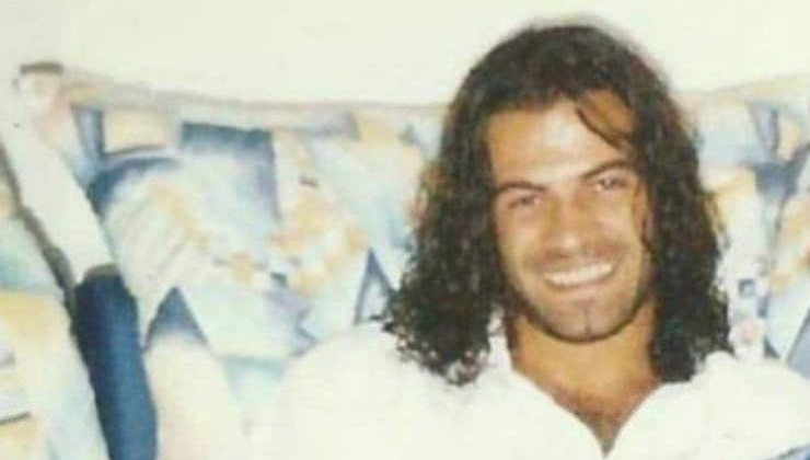 Gianni Sperti con i capelli lunghi e ricci