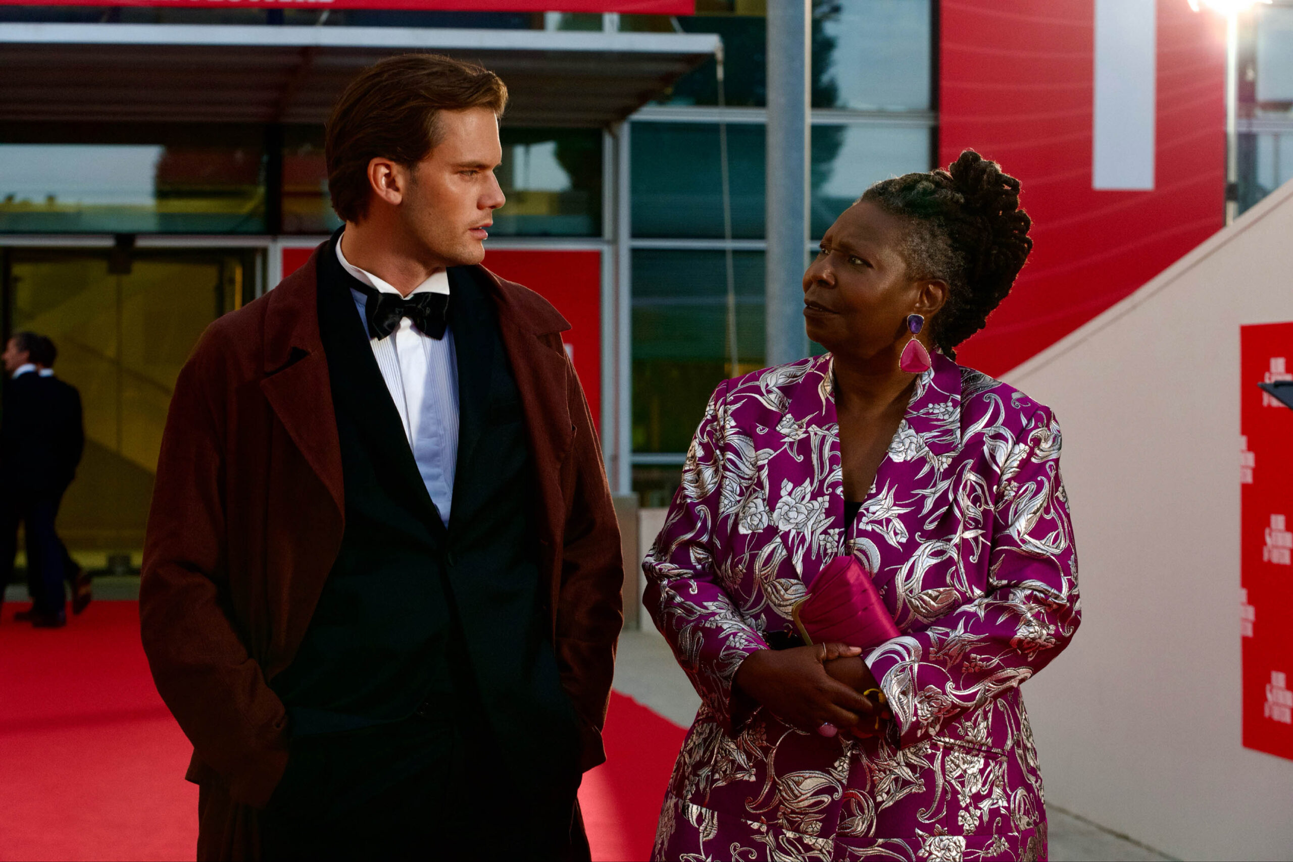 Jeremy Irvine e Whoopi Goldberg in Leopardi & Co. di Federica Biondi [tag: Jeremy Irvine, Whoopi Goldberg] [credit: courtesy of Eagle Pictures]