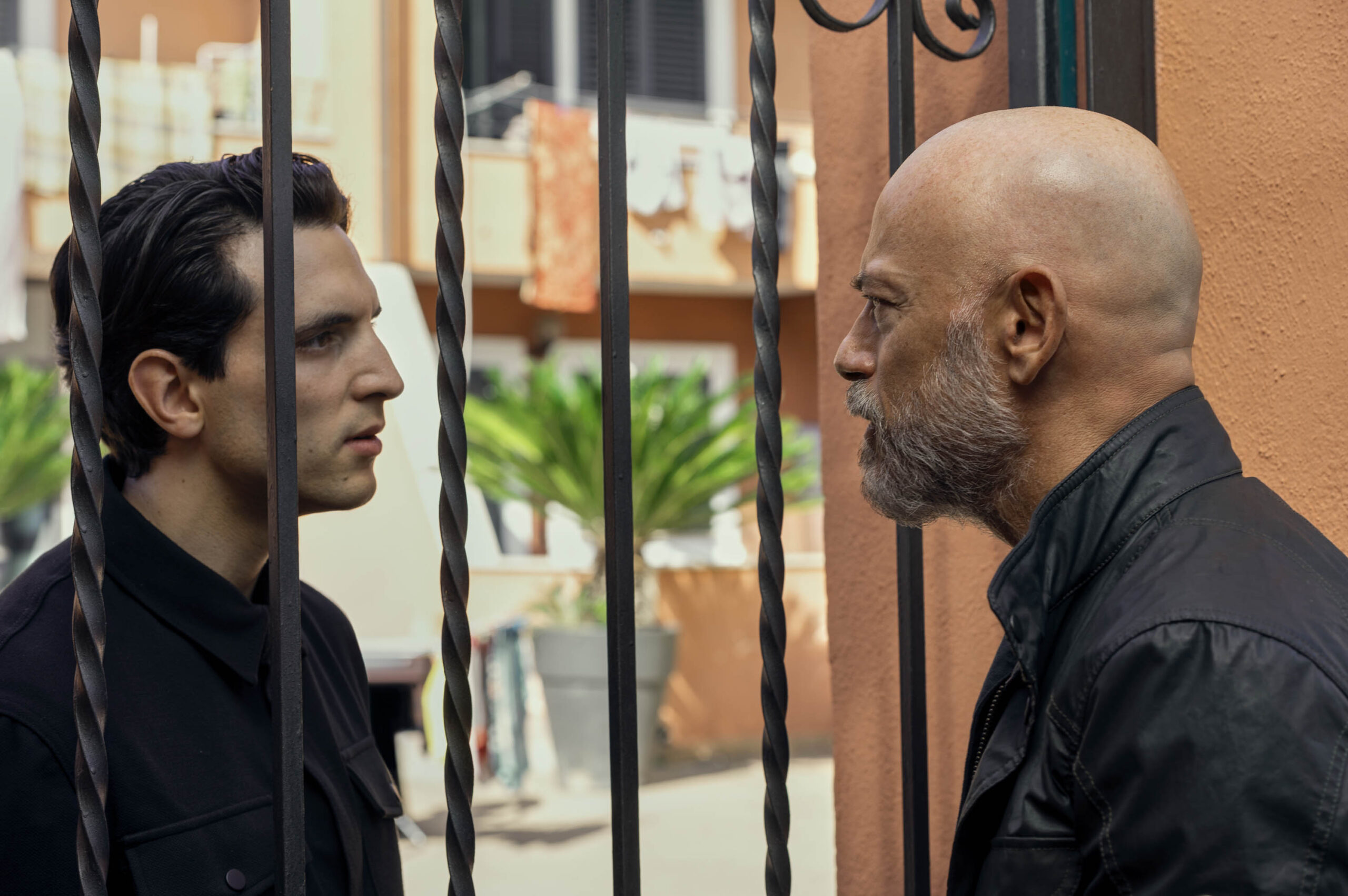 (S-D) Giacomo Ferrara come Alberto, Filippo Nigro come Cinaglia in Suburraeterna 1x02 [tag: Giacomo Ferrara, Filippo Nigro] [credit: Emanuela Scarpa/Netflix Copyright 2023]