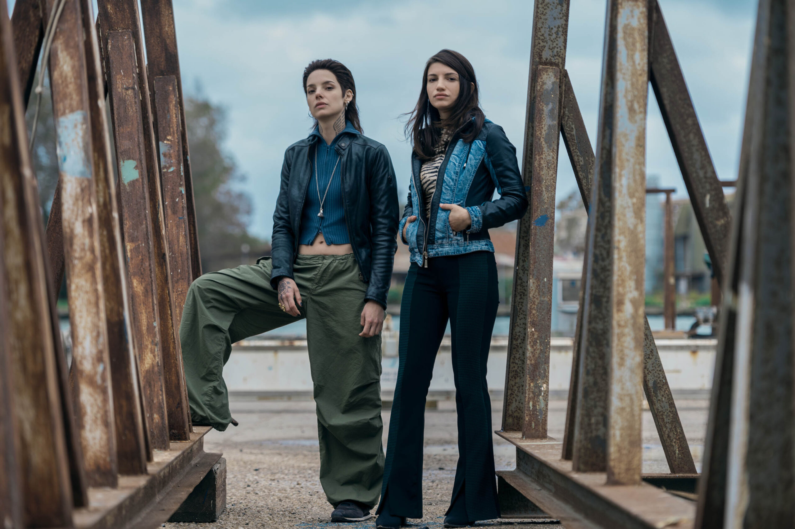 (S-D) Federica Sabatini come Nadia, Carlotta Antonelli come Angelica in Suburraeterna 1x06 [credit: Emanuela Scarpa/Netflix Copyright 2023]