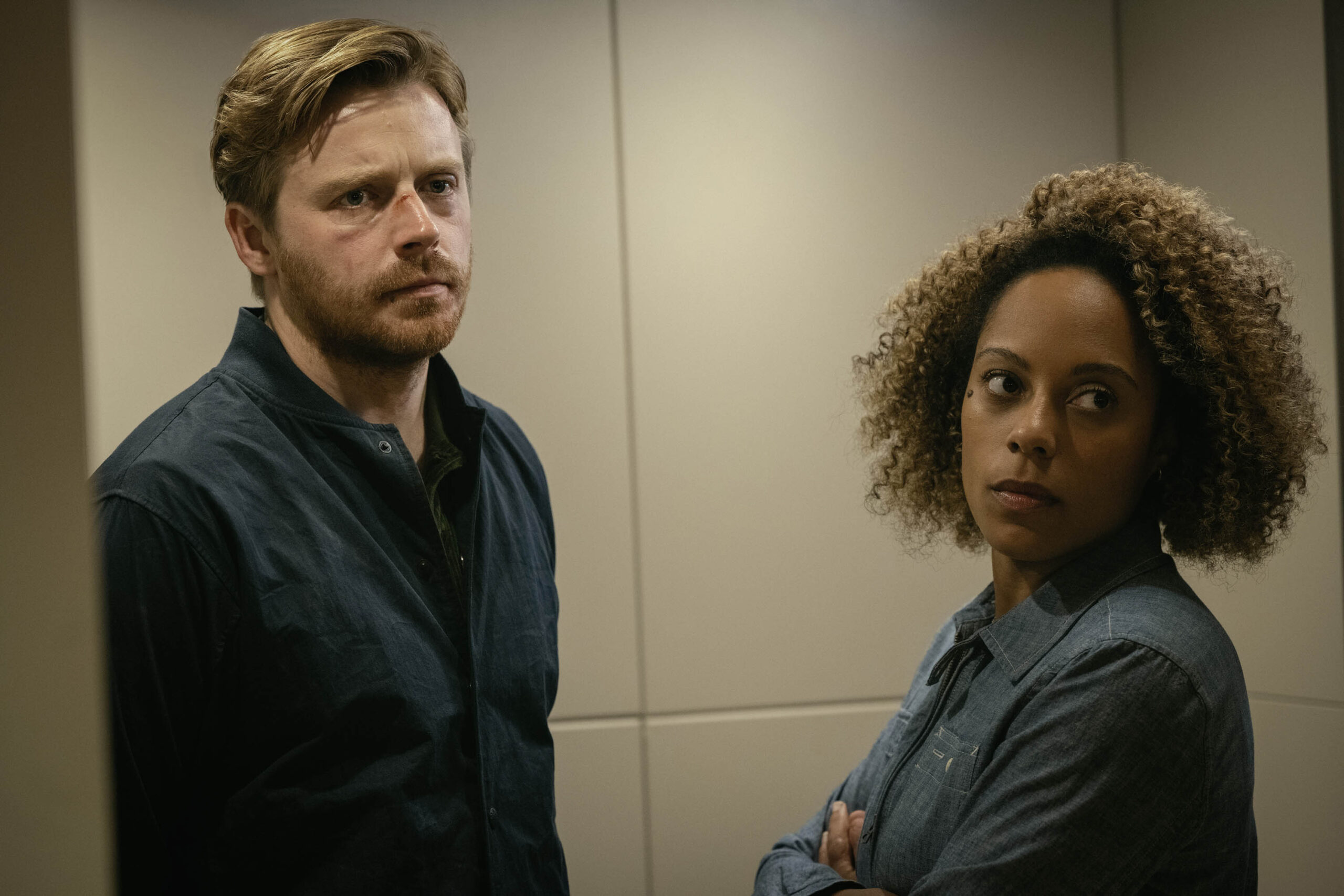 Jack Lowden e Rosalind Eleazar in Slow Horses 3x01 [credit: Jack English; courtesy of Apple]