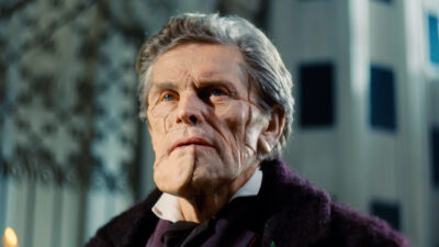 Willem Dafoe in Povere Creature! di Yorgos Lanthimos, scena da trailer