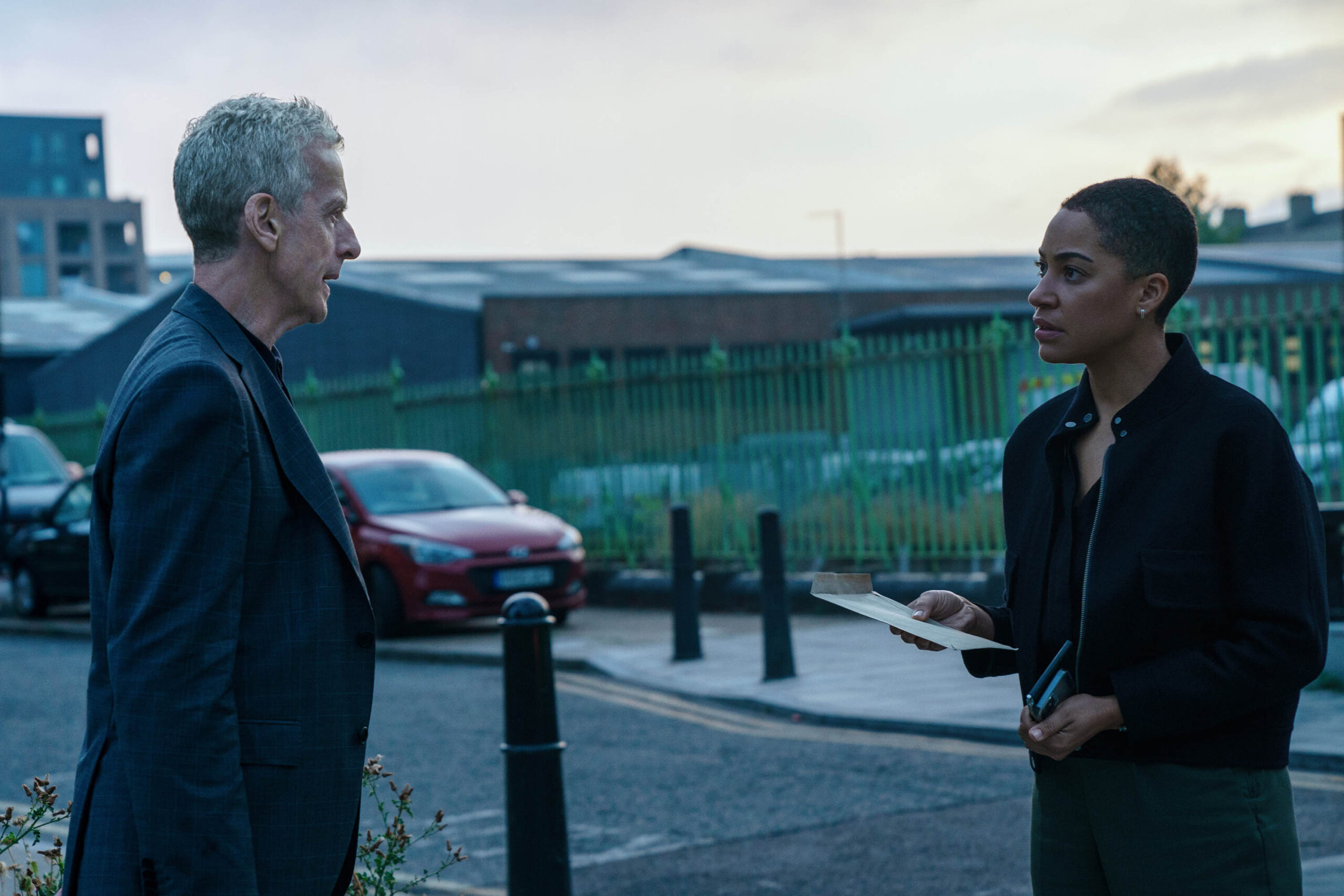 Peter Capaldi e Cush Jumbo in Criminal Record 1x03 [credit: Ross Ferguson; courtesy of Apple]