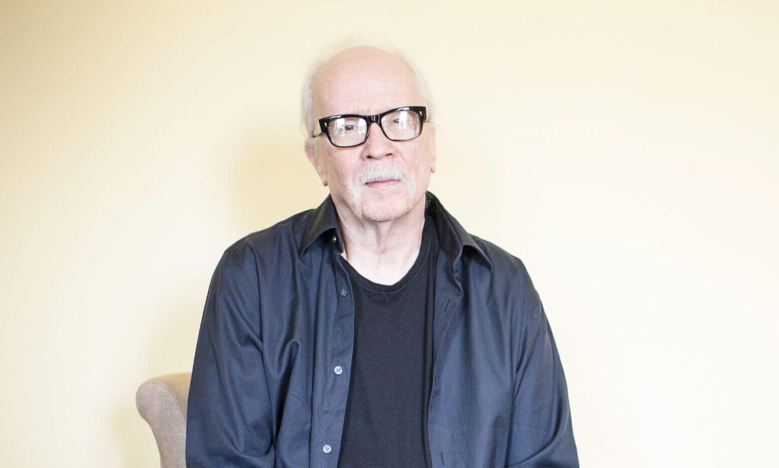 Il regista, sceneggiatore, produttore, montatore e compositore statunitense John Carpenter posa all'Hotel Beau-Rivage a Neuchatel, Svizzera, il 5 luglio 2016, in occasione del Neuchatel International Fantastic Film Festival. [credit: EPA/Manuel Lopez]