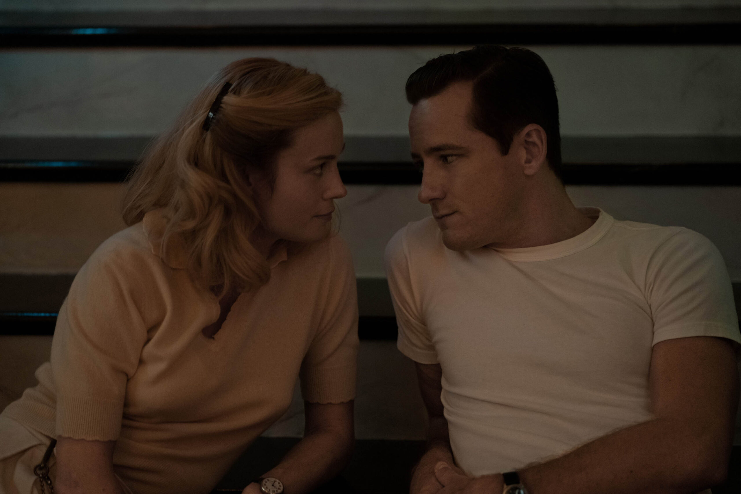 Brie Larson e Lewis Pullman in Lezioni di Chimica 1x02 [tag: Brie Larson, Lewis Pullman] [credit: Michael Becker; courtesy of Apple]