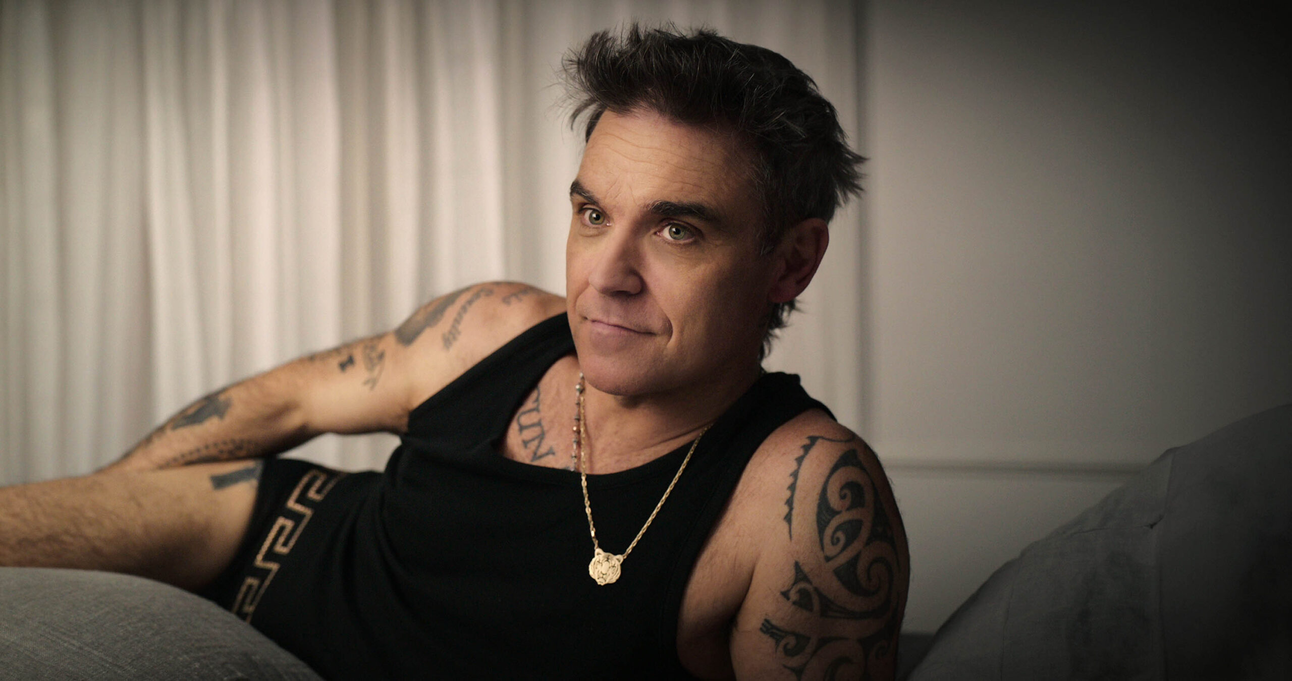 Robbie Williams - Immagine dal set [credit: courtesy of Netflix]