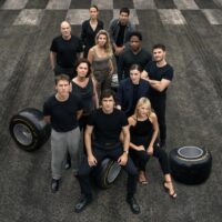 Il cast della miniserie Netflix ‘Senna’. In senso orario, a partire dal centro: Gabriel Leone, Matt Mella, Susana Ribeiro, Julia Foti, Marco Ricca, Camila Márdila, Gabriel Louchard, Christian Malheiros, Hugo Bonemer, Alice Wegmann e Pâmela Tomé