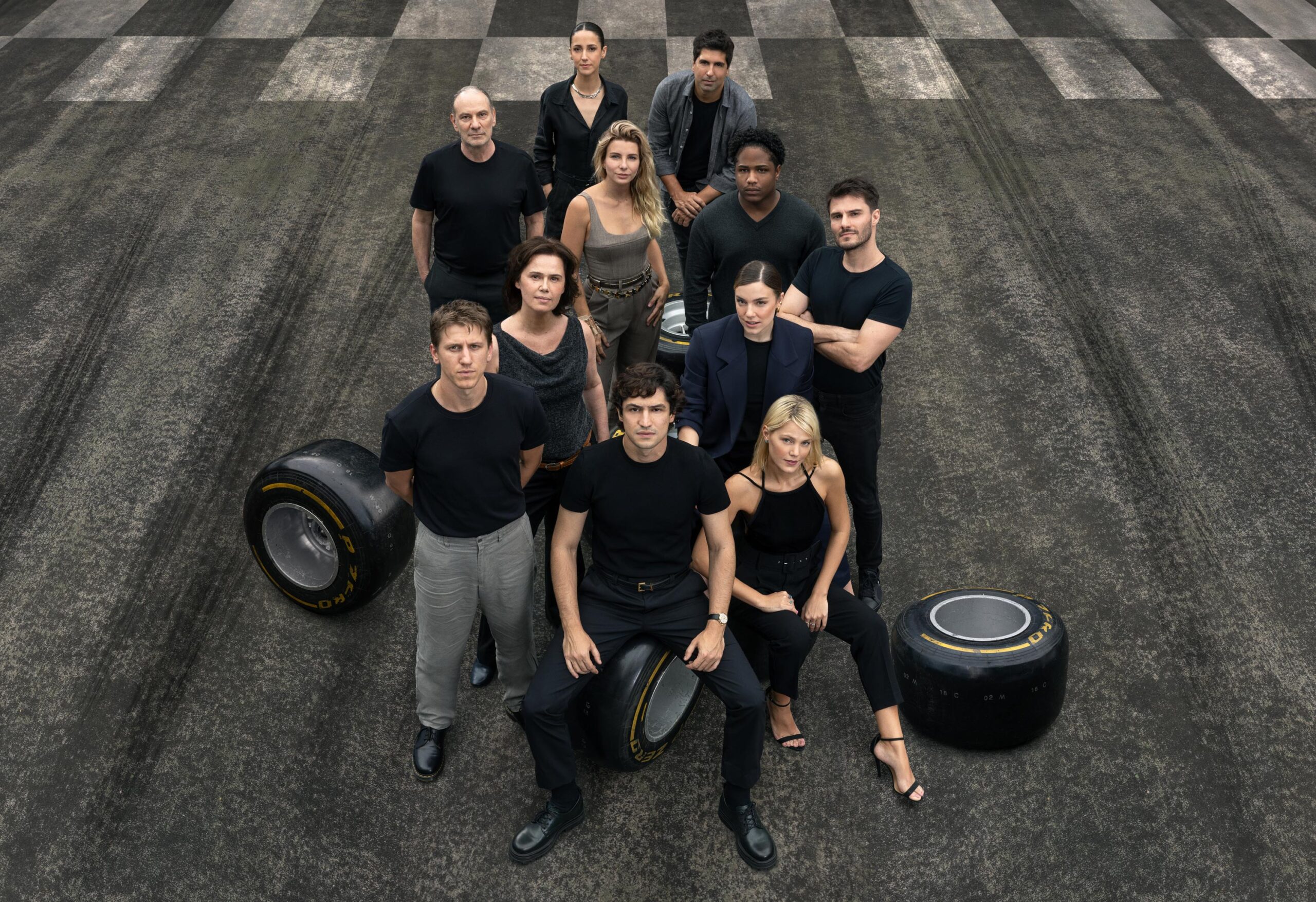 Il cast della miniserie Netflix 'Senna'. In senso orario, a partire dal centro: Gabriel Leone, Matt Mella, Susana Ribeiro, Julia Foti, Marco Ricca, Camila Márdila, Gabriel Louchard, Christian Malheiros, Hugo Bonemer, Alice Wegmann e Pâmela Tomé [credit: Aline Arruda/Netflix]