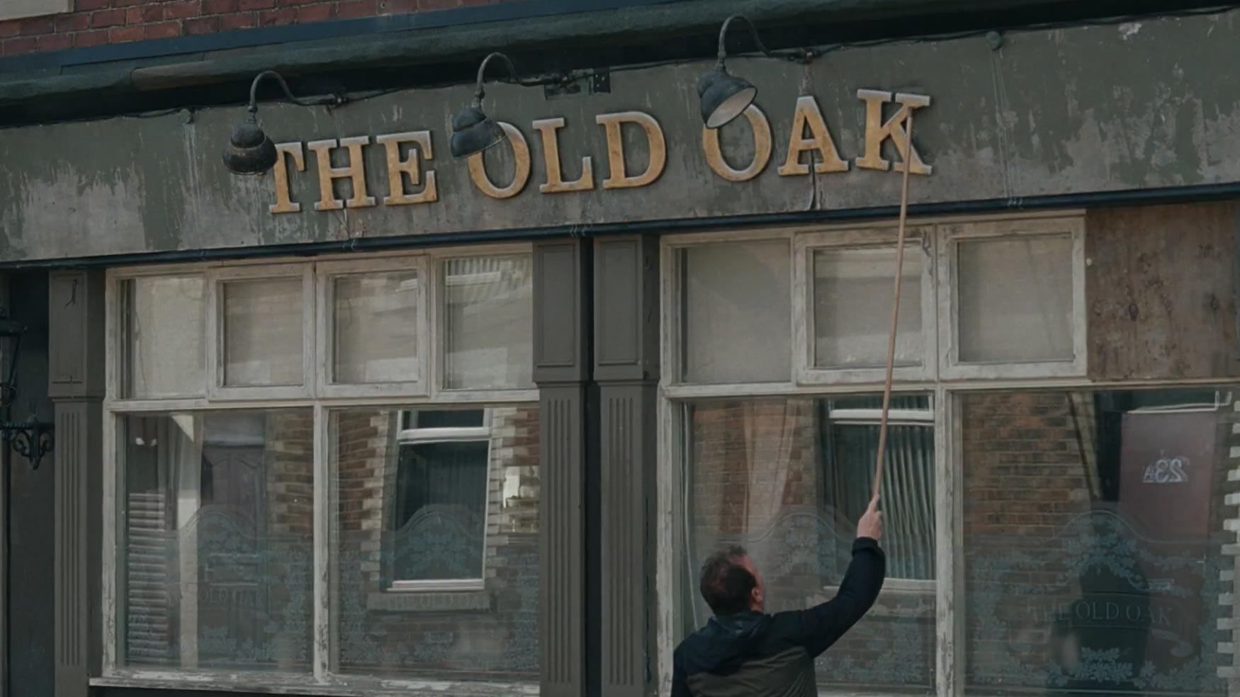 The Old Oak di Ken Loach, scena da trailer