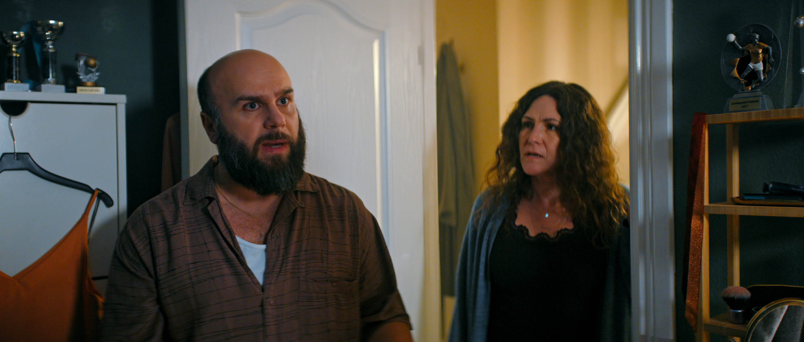 Pablo Leiva Wenger come Dino e Sara Kennedy come Alexandra in A Nearly Normal Family 1x04 [tag: Pablo Leiva Wenger, Sara Kennedy] [credit: Gustav Danielsson/Netflix; Copyright 2023 Netflix]