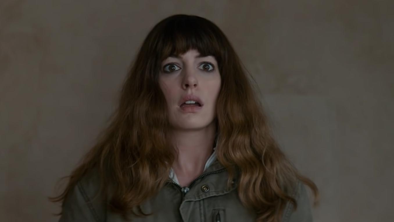 Anne Hathaway nel film Colossal, scena da trailer