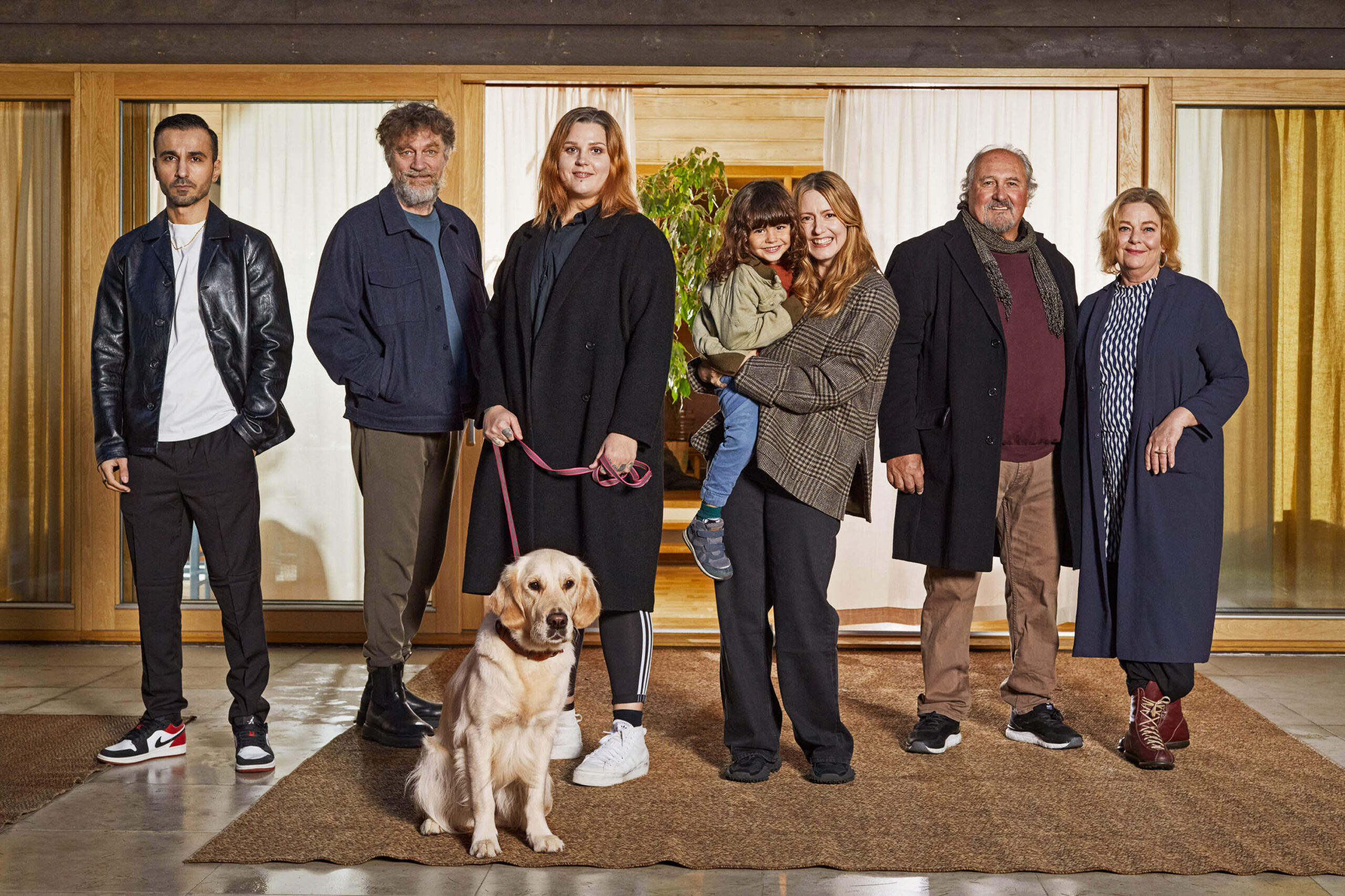 Peshang Rad, Ville Virtanen, Charlotta Björck, Amaël Blomgren Alcaide, Sanna Sundqvist, Juan Rodriguez, Ia Langhammer sul set di Grazie. E scusa. [tag: Peshang Rad, Ville Virtanen, Charlotta Björck, Amaël Blomgren Alcaide, Sanna Sundqvist, Juan Rodriguez] [credit: Johan Paulin/Netflix]