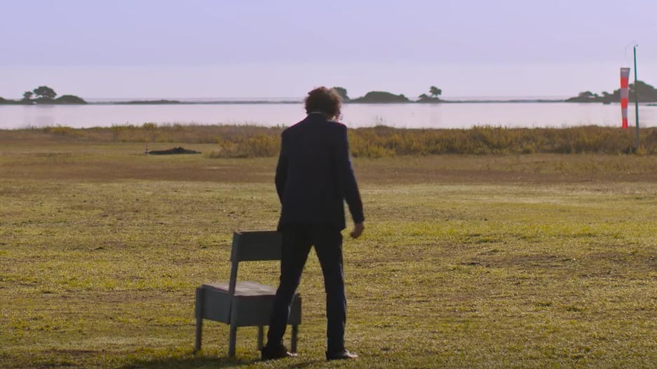 La sedia di Gianluca Vassallo, scena da trailer