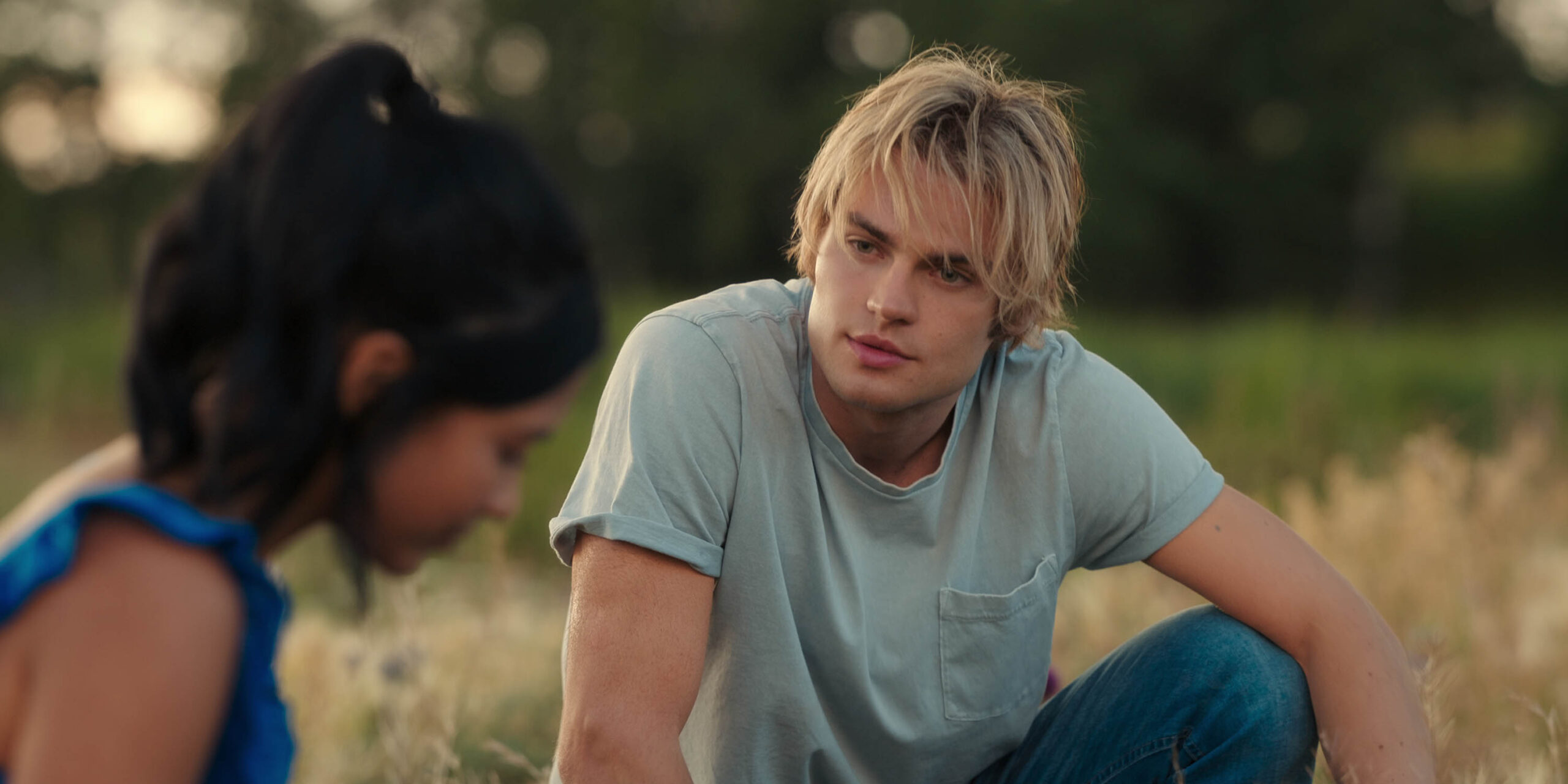 Nikki Rodriguez come Jackie e Noah LaLonde come Cole in Uno splendido errore 1x10 [tag: Nikki Rodriguez, Noah LaLonde] [credit: Copyright 2023 Netflix, Inc; courtesy of Netflix]