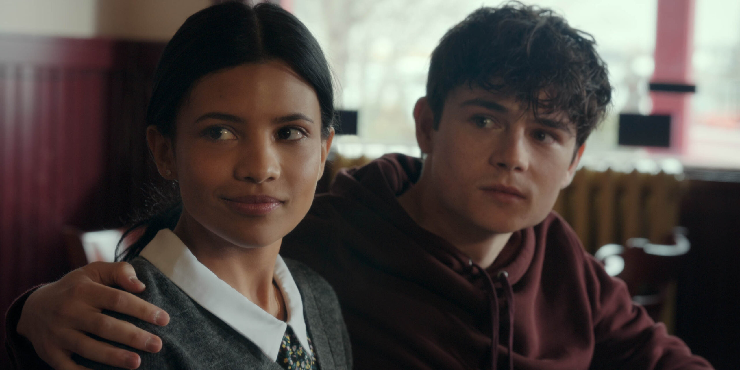 Nikki Rodriguez come Jackie e Ashby Gentry come Alex in Uno splendido errore 1x06 [tag: Nikki Rodriguez] [credit: Copyright 2023 Netflix, Inc; courtesy of Netflix]