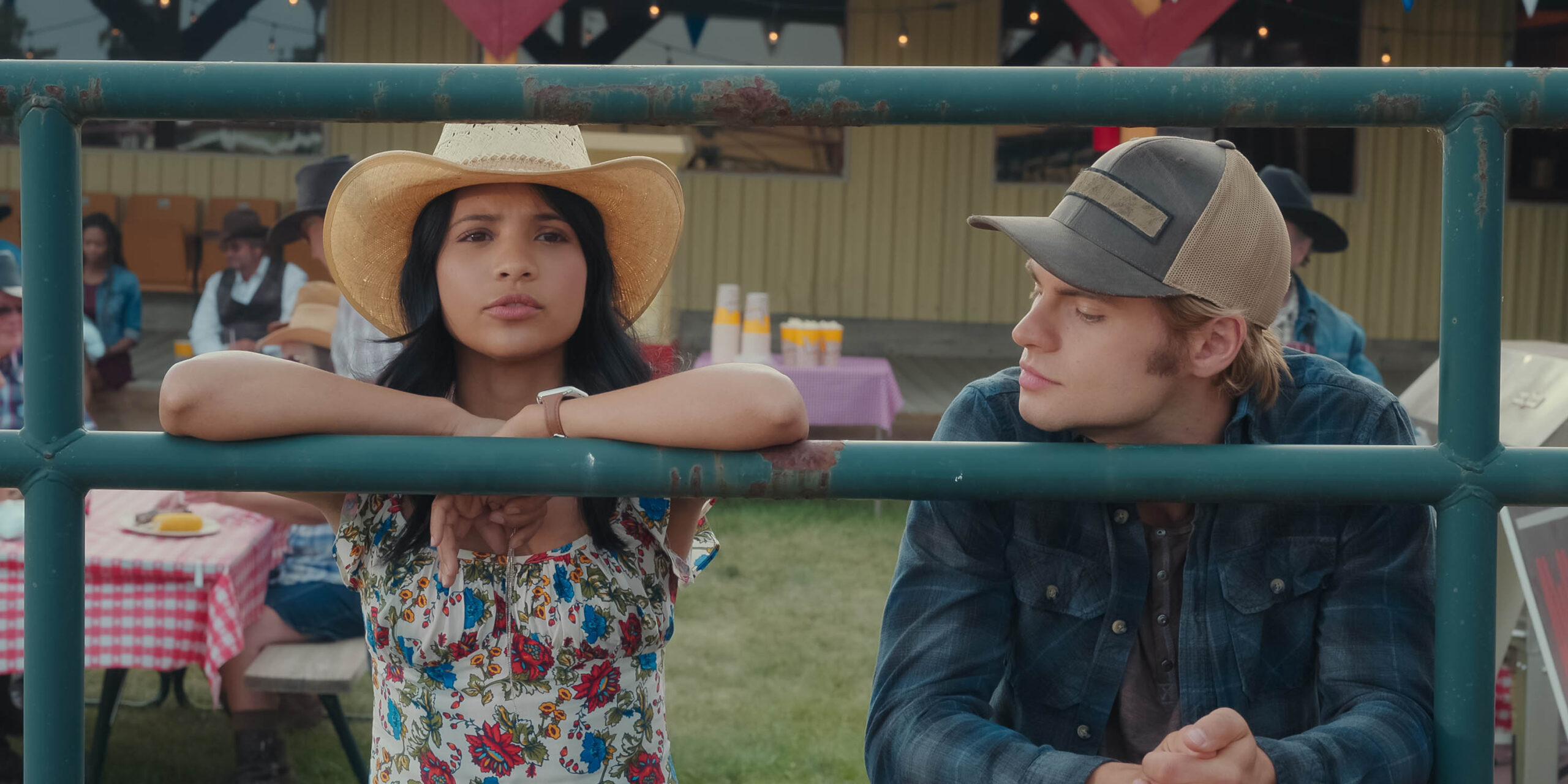 Nikki Rodriguez come Jackie e Noah LaLonde come Cole in Uno splendido errore 1x09 [tag: Nikki Rodriguez, Noah LaLonde] [credit: Copyright 2023 Netflix, Inc; courtesy of Netflix]