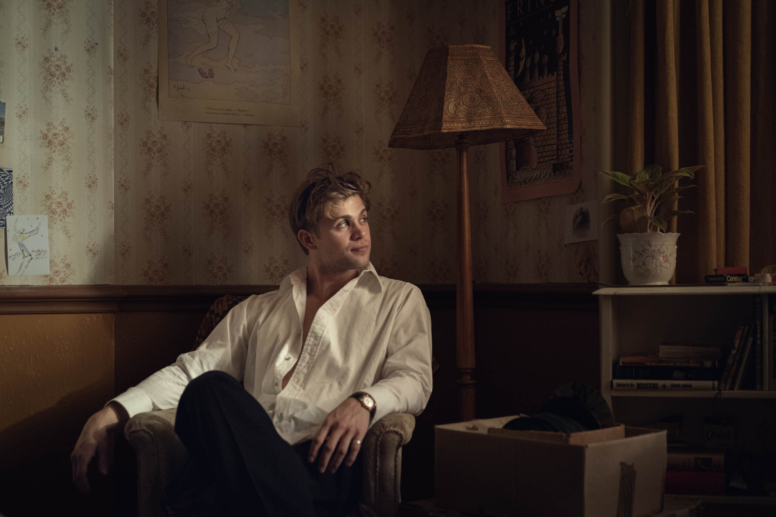 Leo Woodall come Dexter in One Day - Immagine dal set [credit: Ludovic Robert/Netflix]
