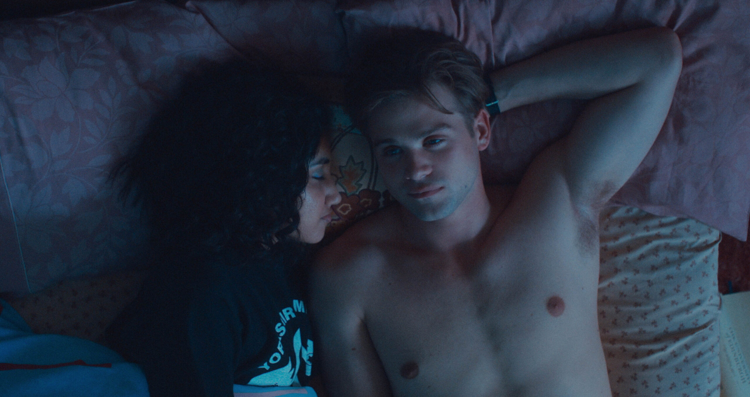 Ambika Mod come Emma e Leo Woodall come Dexter in One Day - Immagine dal set [tag: Ambika Mod, Leo Woodall] [credit: courtesy of Netflix]