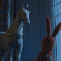 Wise Horse (voce di Helena Bonham Carter) e Velveteen Rabbit (voce di Alex Lawther) in Il coniglietto di velluto