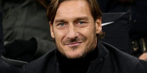 Totti e il selfie con la giovane fan: 