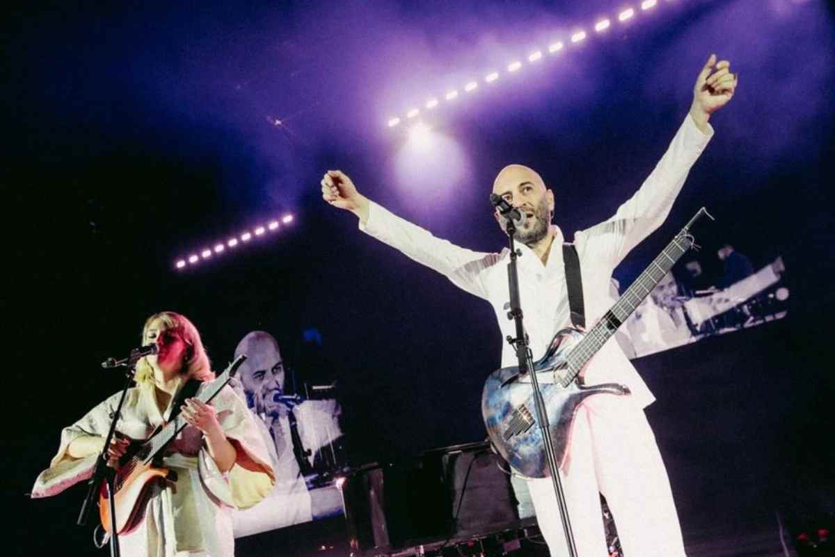 Giuliano Sangiorgi non trattiene l'emozione: i Negramaro al Maradona con la chitarra di Pino Daniele