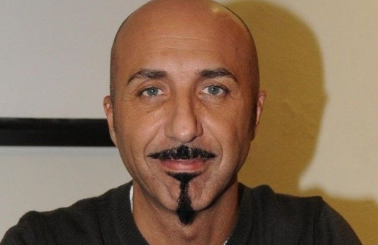 Carlo Conti, che scivolone: piovono critiche per il conduttore di Sanremo
