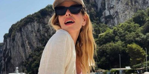 Vacanze capresi per Alessia Marcuzzi, ma i follower attaccano: “gli adolescenti combattono contro i mostri creati da voi”