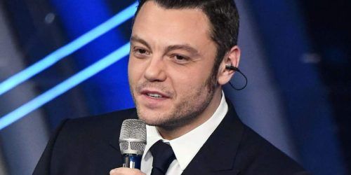 Tiziano Ferro si commuove al cinema, ma poi accusa una reporter: 
